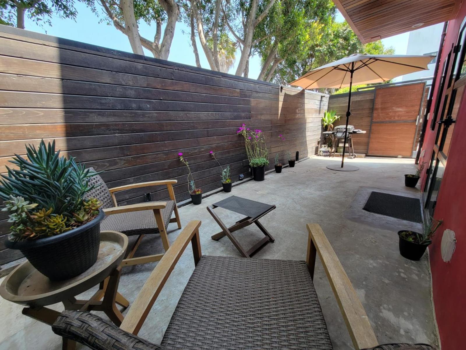 Venice Beach Studio With Large Private Patio Steps To The Beach Los Angeles Exterior photo